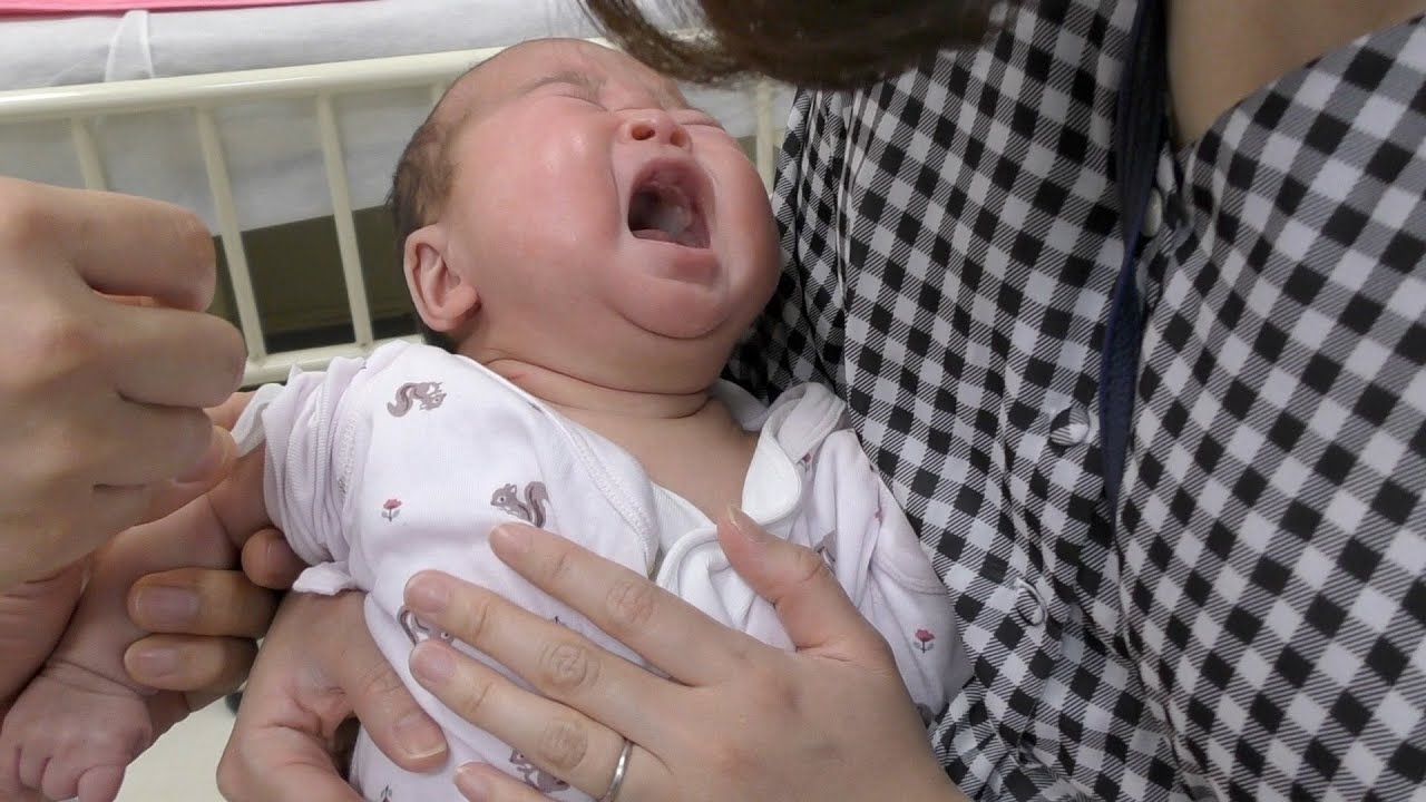 【大泣き】はじめての予防接種　生後２ヶ月　2 months old baby challenges  vaccination!!