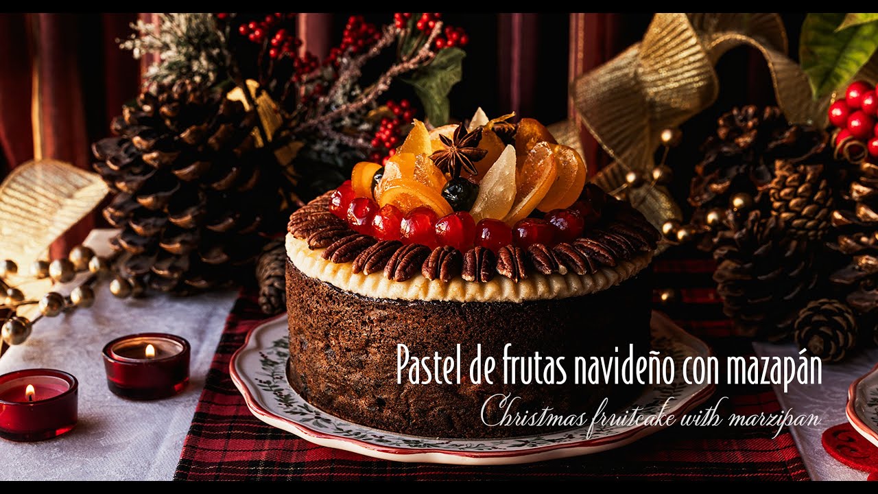 Pastel de frutas navideño con mazapán