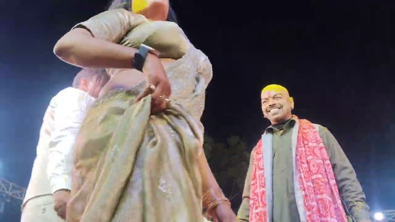Pramod Premi ke sath chhod dancer dance karte hue