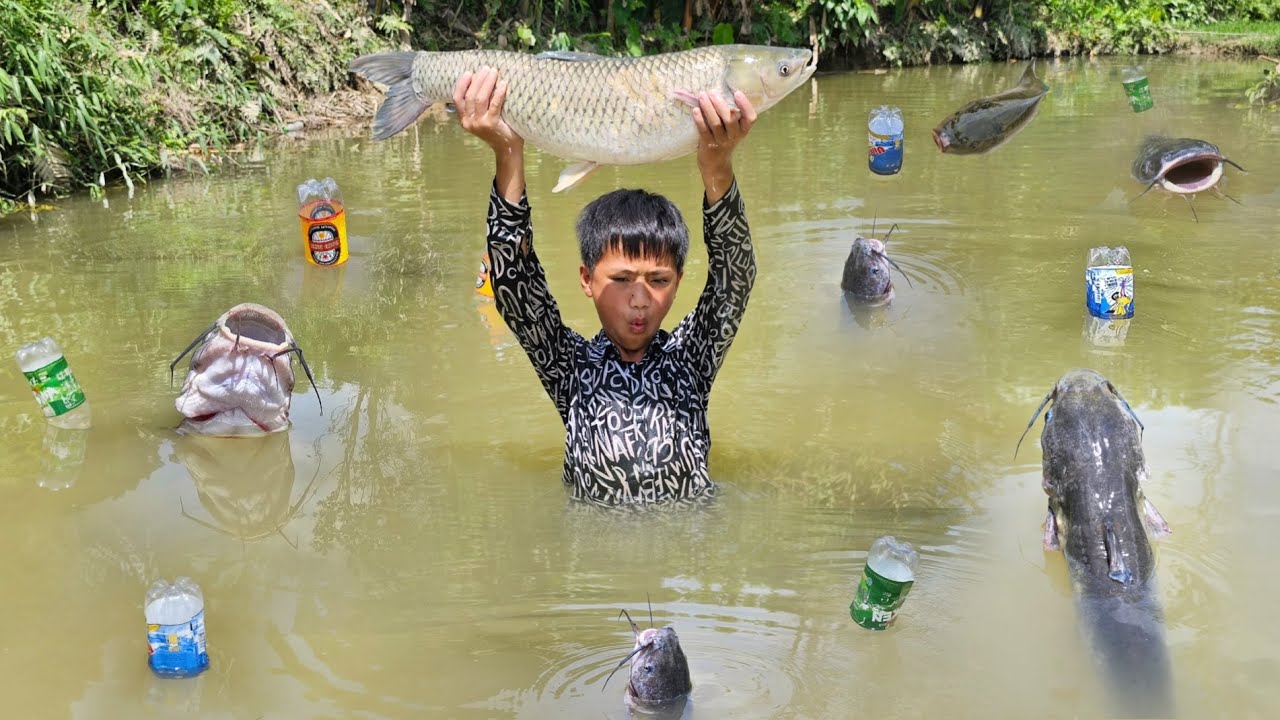 Smart fishing. Orphan boy Nam caught a 5kg fish to sell. The daily life of orphan boy Nam