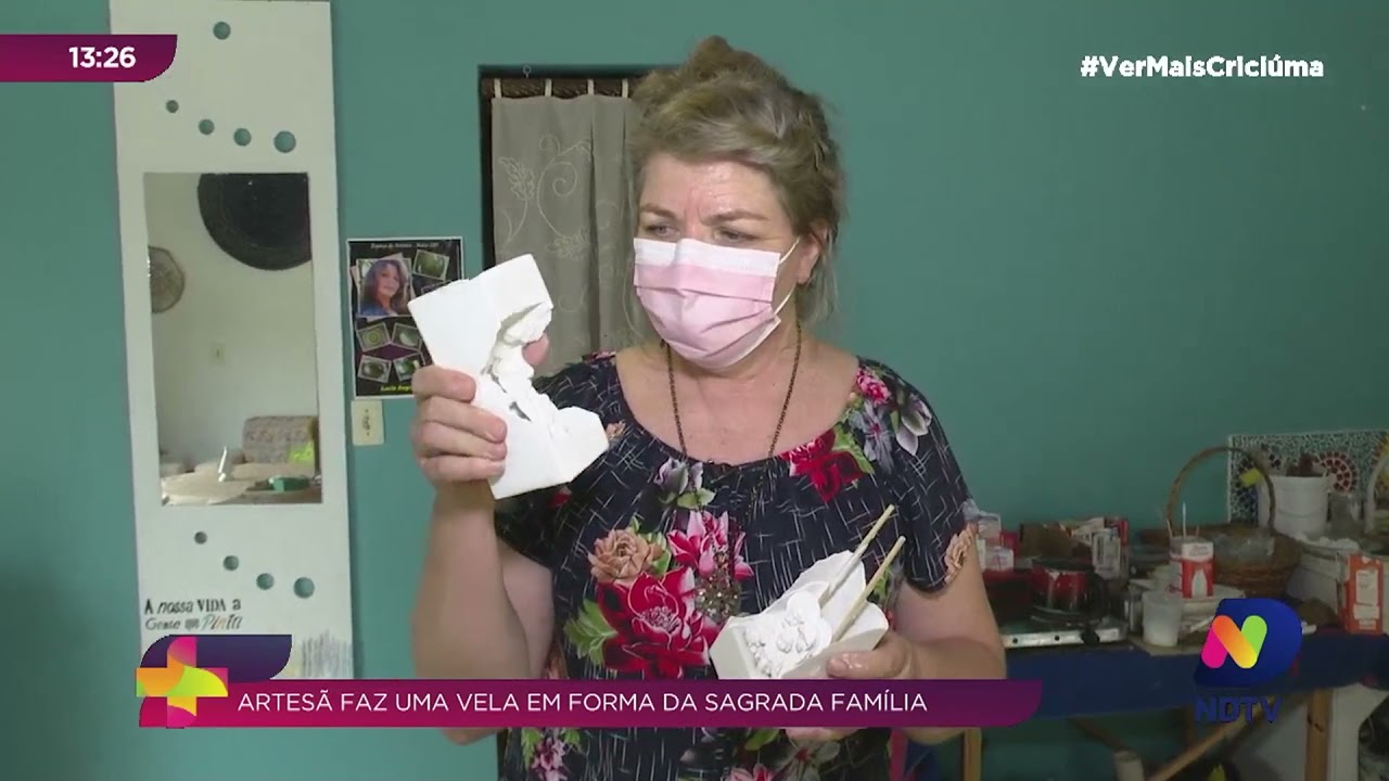 Artesã ensina a produzir uma vela da Sagrada Família