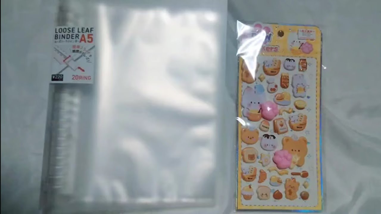 ボンボンドロップシール　ダイソーで作ったシール帳に超かわいいクマさんとうさちゃんの肉球シールを貼ったよ