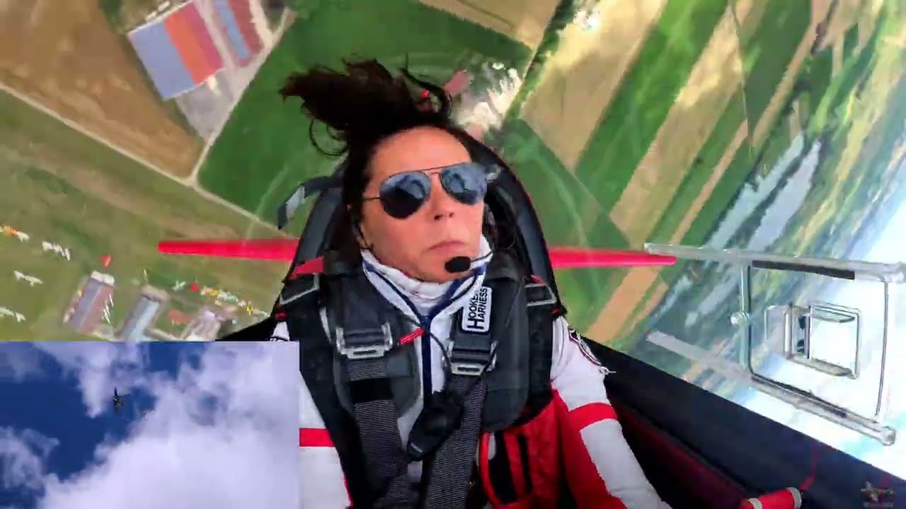 Davi flying her Extra 300 ~ aerobatic flight