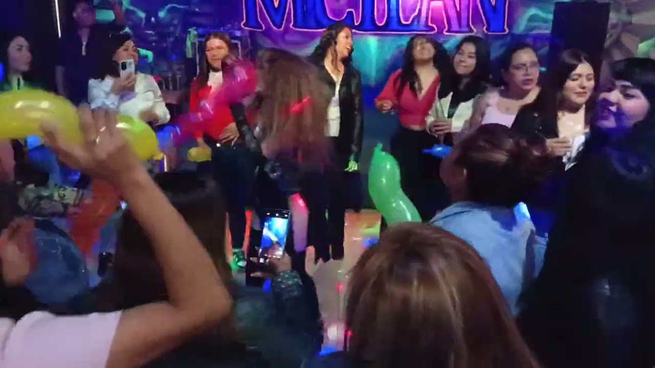Pelo suelto imitadora Sam Trevi 