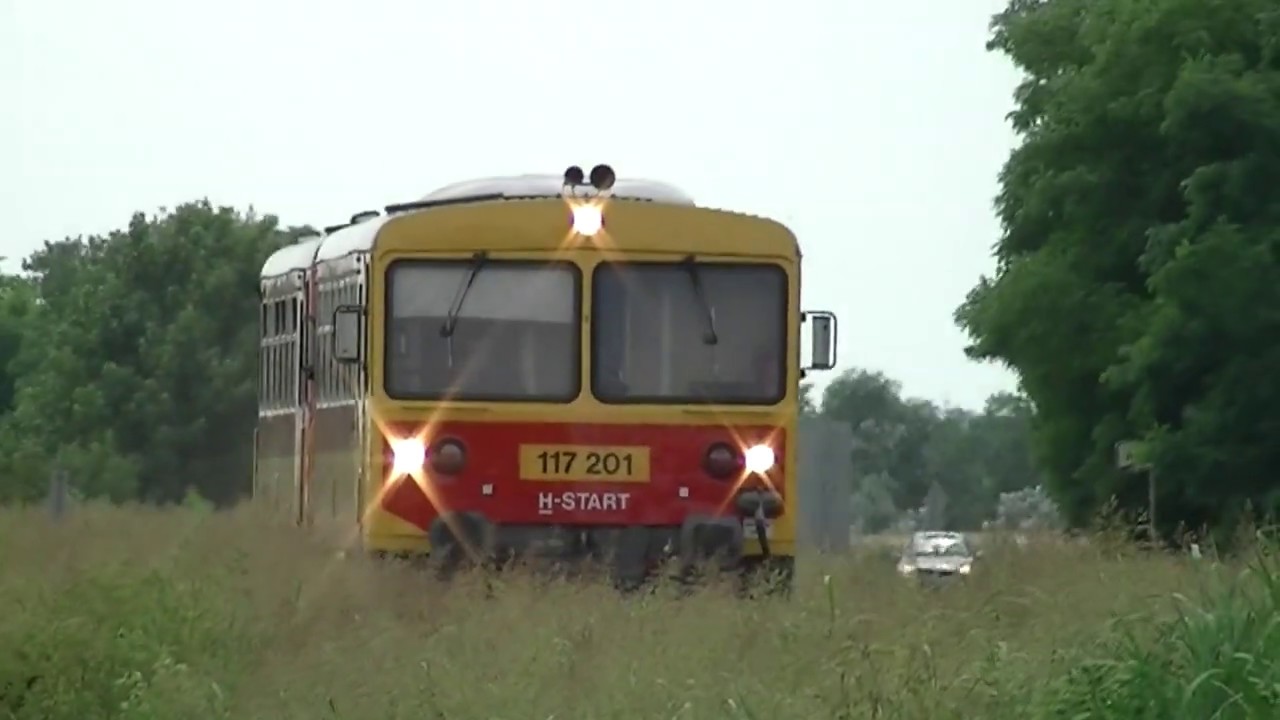 Mell&eacute;kvonali Bzmot szem&eacute;ly halad Szolnokra