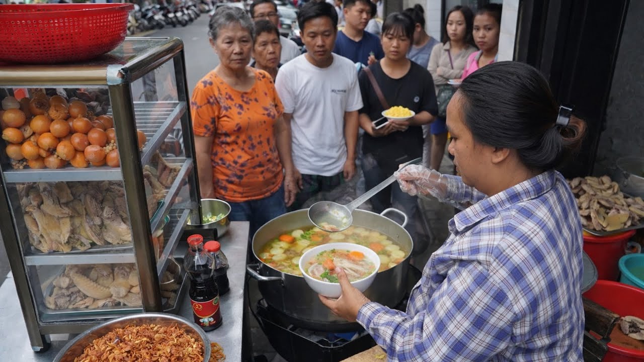 Chị gái bán miến gà ta 40k/tô khách mua liên tục ở vỉa hè Sài Gòn