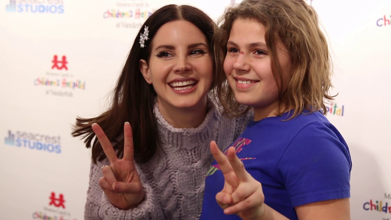 Lana Del Rey Makes a Surprise Visit to Seacrest Studios!