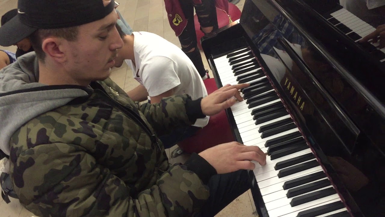 chanson de Idir - a vava inouva  Gare de l'Est -  Paris piano