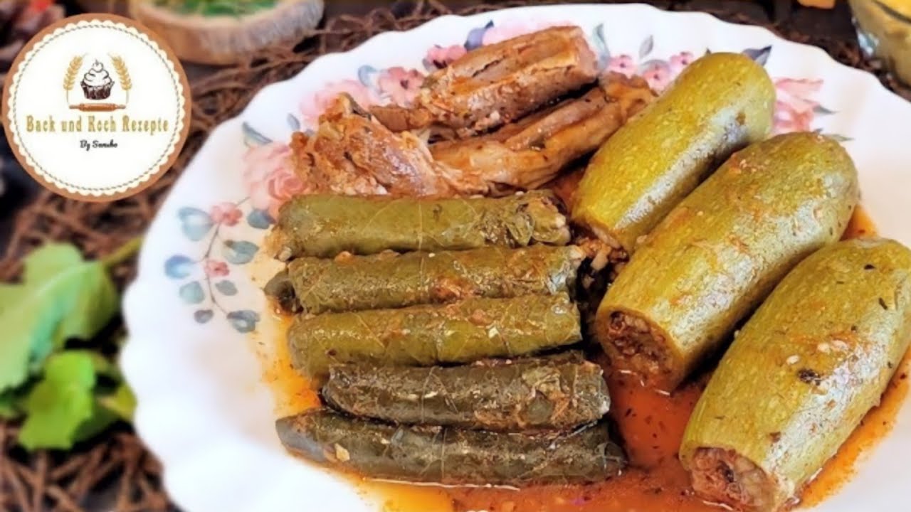 Gefüllte Weinblätter und Zucchini in Knoblauch- Tomatensoße/ Kusa mahshi
