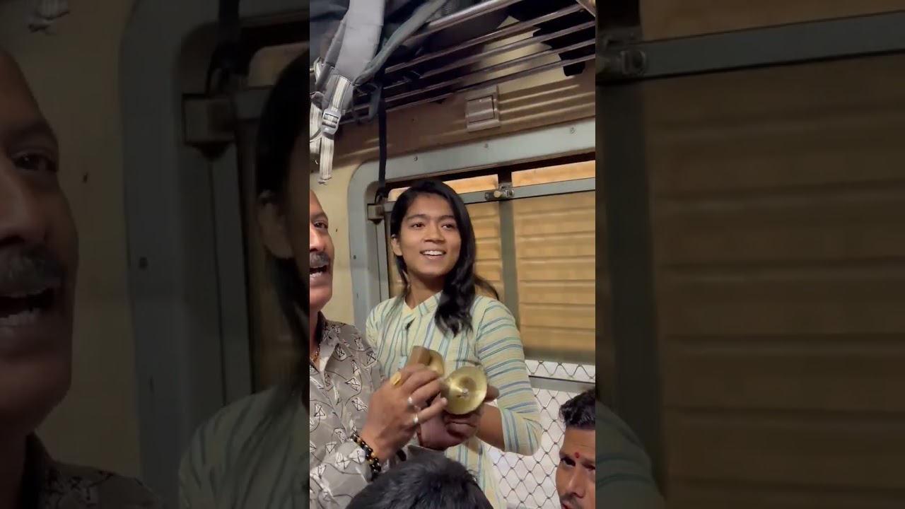 ताईने पुन्हा एकदा अप्रतिम गौळन गायिली...कोरस दत्त प्रासादिक रेल्वे भजन मंडळ..डोंबिवली ते परेल..