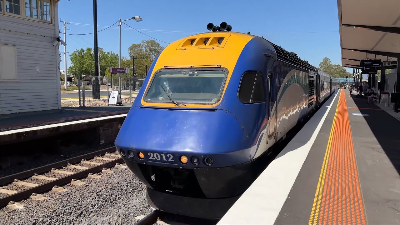 XPT XP2012 & XP2016 Arriving & Departing Wangaratta Station to Sydney - HORN SHOW