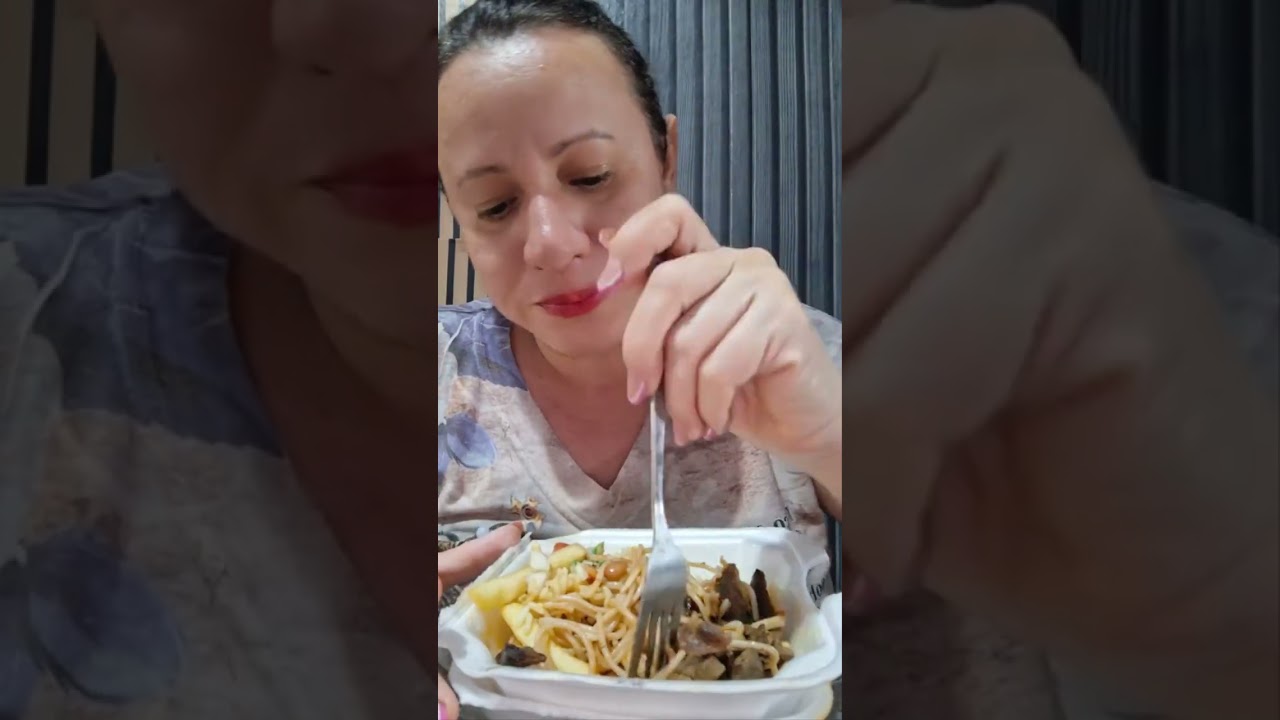Hoje eu compreu uma marmita para o almoço 