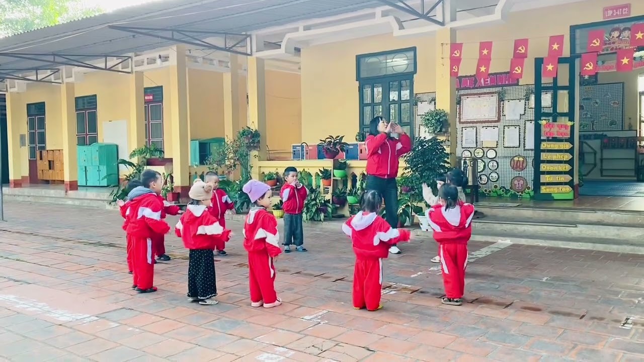 Hoạt động: Thể dục sáng. Lớp 3-4 tuổi C2!