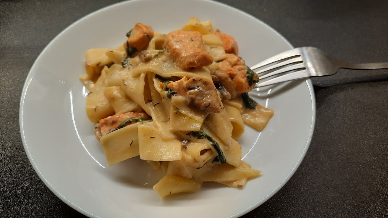 Makaron tagliatelle z kurczakiem, pieczarkami i szpinakiem ☆ Pomysł na pyszny i szybki obiad ☆