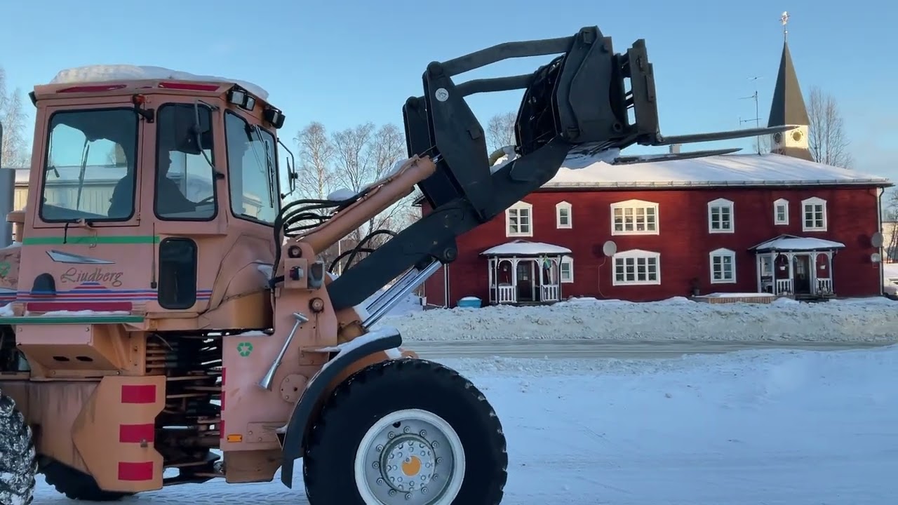 Köp Lastmaskin Fiat Alis 605B med hydrauliska gafflar och snöskopa på Klaravik