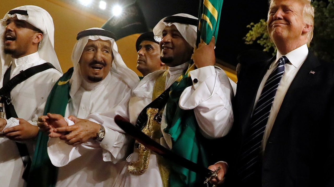 الملك سلمان وترمب يؤديان رقصة 