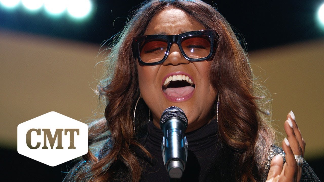Wendy Moten Performs 