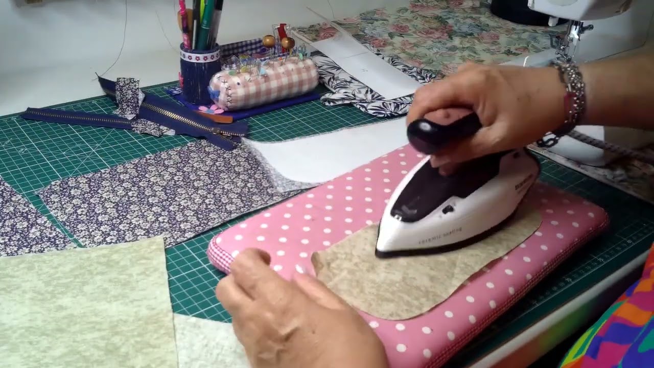 Cartera de mano con 3 departamentos.