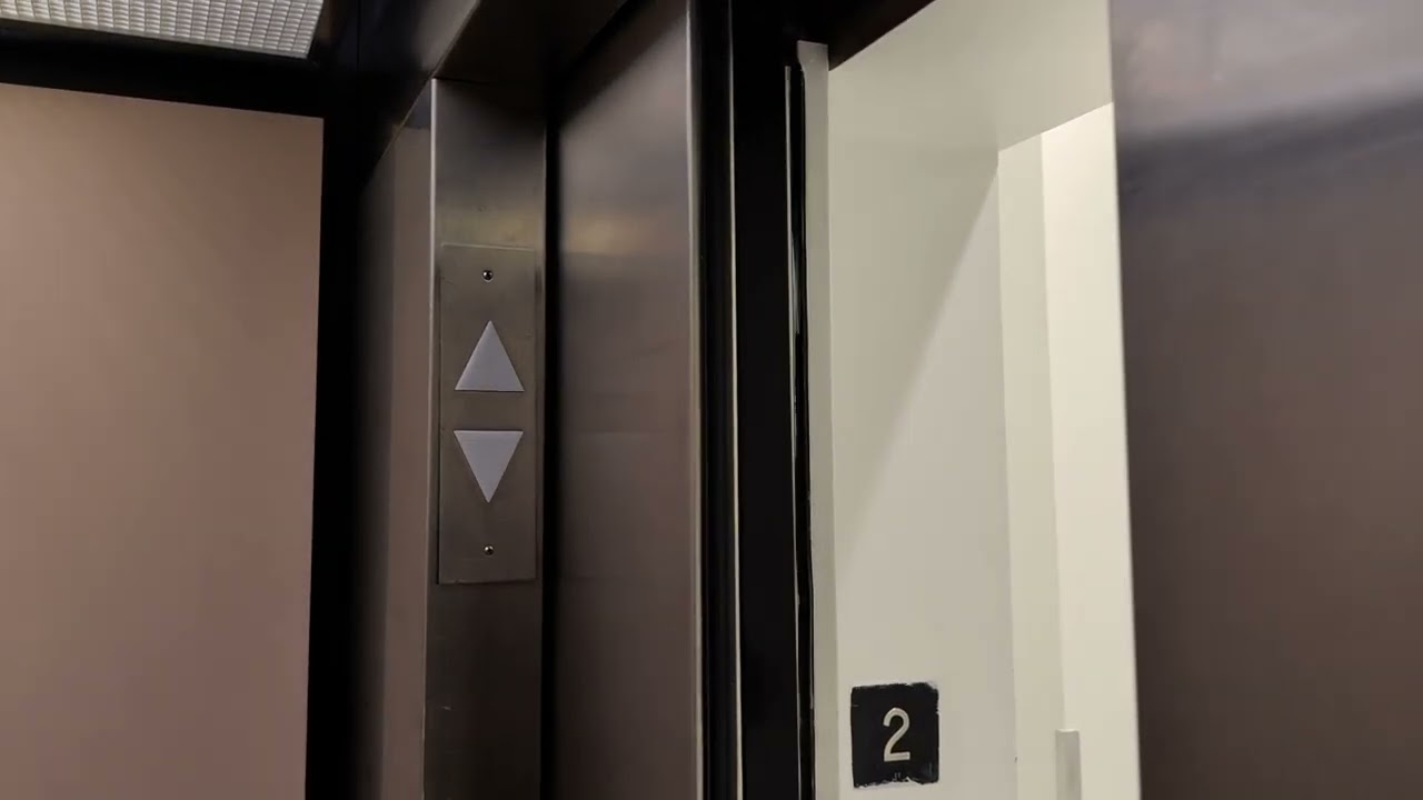 January 2026: GARBAGE 1995 MEI Hydraulic Elevator - Macy's, Holyoke Mall at Ingleside, Holyoke MA