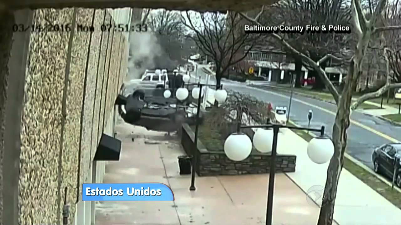 Carro despenca do 4&ordm; andar de edif&iacute;cio-garagem nos EUA
