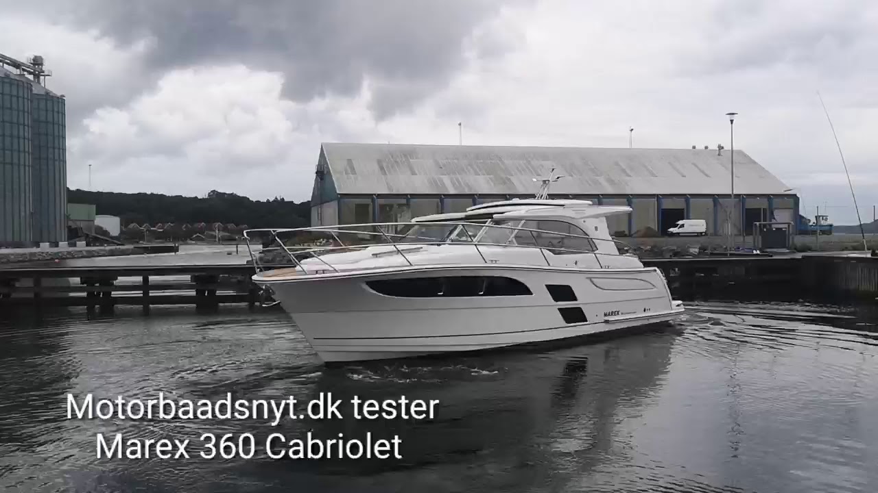 Marex 360 Cabriolet Cruiser sejes med joystick i havn med to Mercury motorer