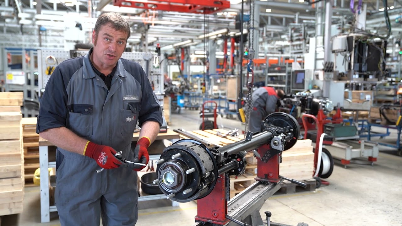 GIGANT Service Video - Wechsel Nabeneinheit 5,5 t Starrachse RUS