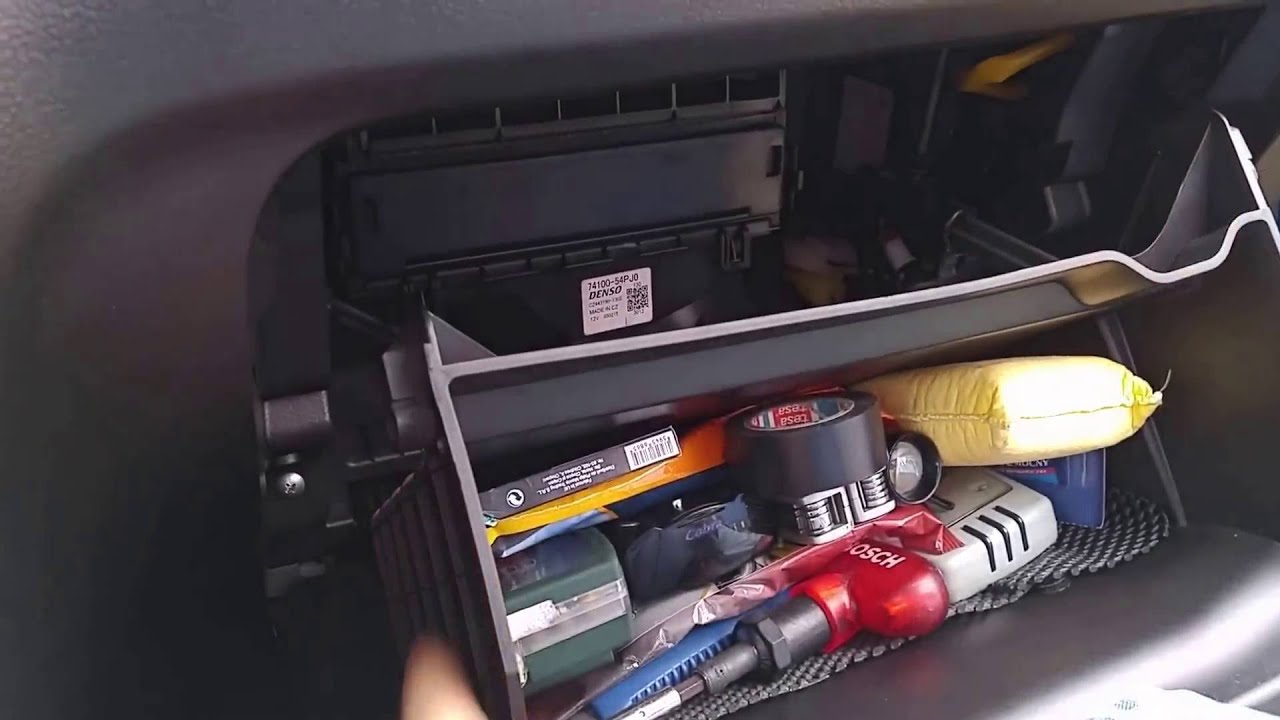 Changing cabin air filter in the new Suzuki Vitara 2015+ under 60s (Air Flow:&darr;)