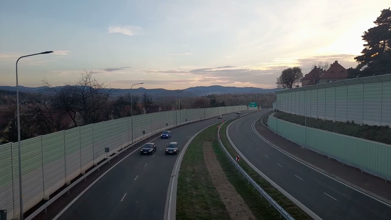 Ruch samochodów na Zachodniej Obwodnicy Wałbrzycha z kładki na ulicy Kurpiowskiej