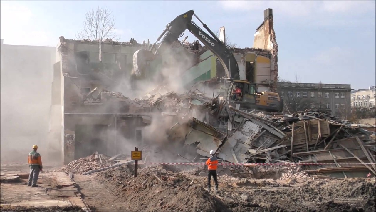 Koparka demoluje kamienicę - The excavator demolishes the townhouse - Lodz Poland