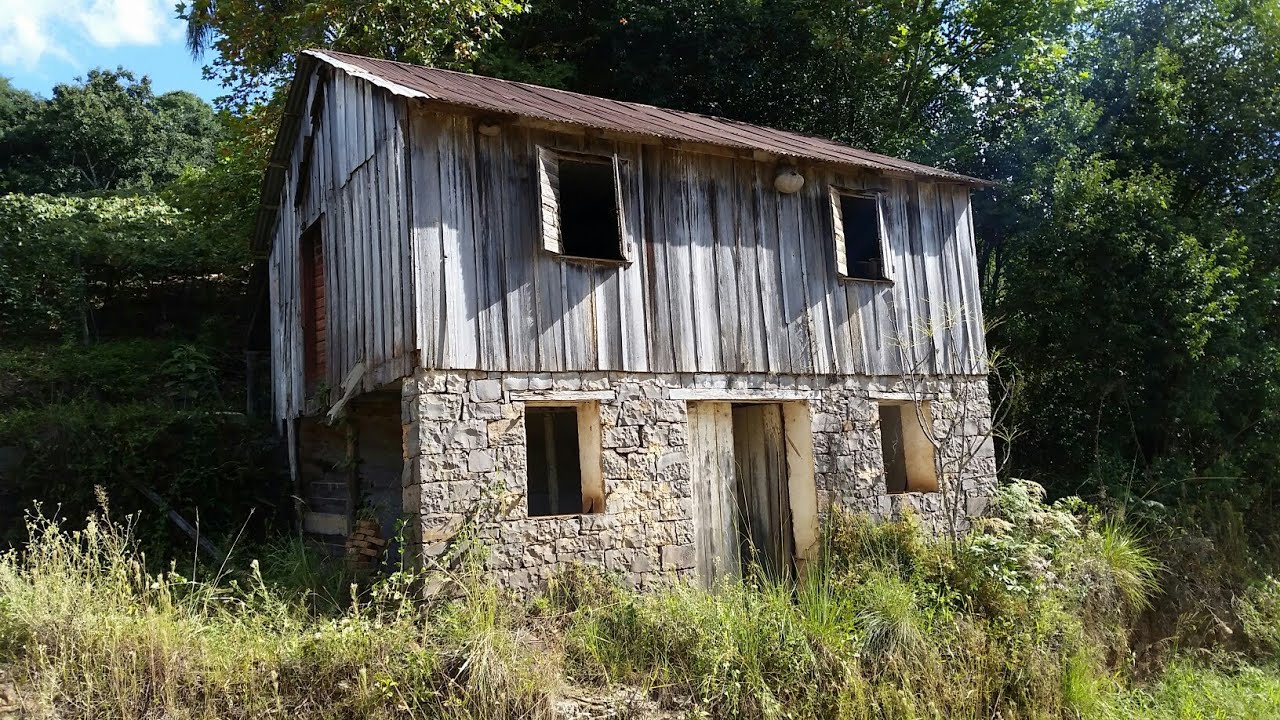 ANTIGA CASA DA FAM&Iacute;LIA BAU NOS VINHEDOS!!! JANELAS E PORTAS MUITO ANTIGAS!!!