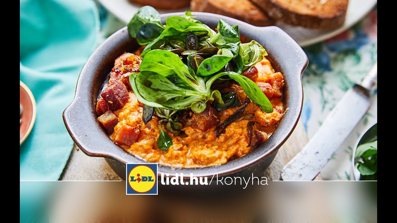 Sz&eacute;ll Tam&aacute;s - S&ouml;r&ouml;s-k&ouml;m&eacute;nyes sajtkr&eacute;m szalonnap&ouml;rccel &eacute;s pir&iacute;tott hagym&aacute;val | Lidl Konyha
