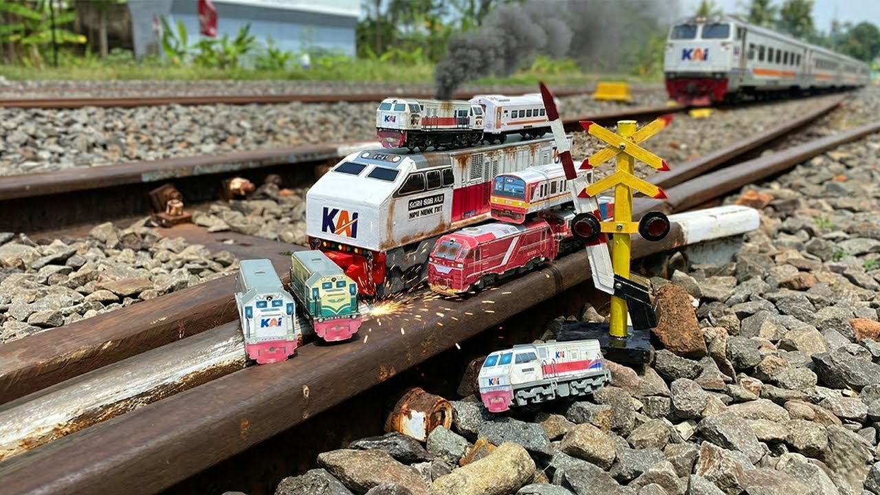 Drama Mencari & Merakit Kereta Api Kayu CC300,CC206,CC201 Jadul Anjlok Saat Kereta Beneran Lewat