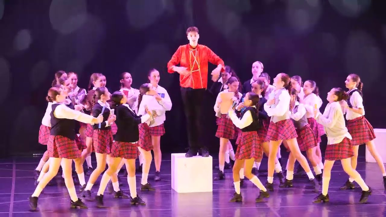 אולפנת המחול יואב 2025   מופע בוגרים   Dancing through life