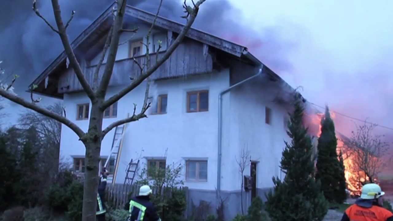 Bauernhof in Flammen / Großbrand Scheune und Wohnhaus mit Feuerwehr Einsatz
