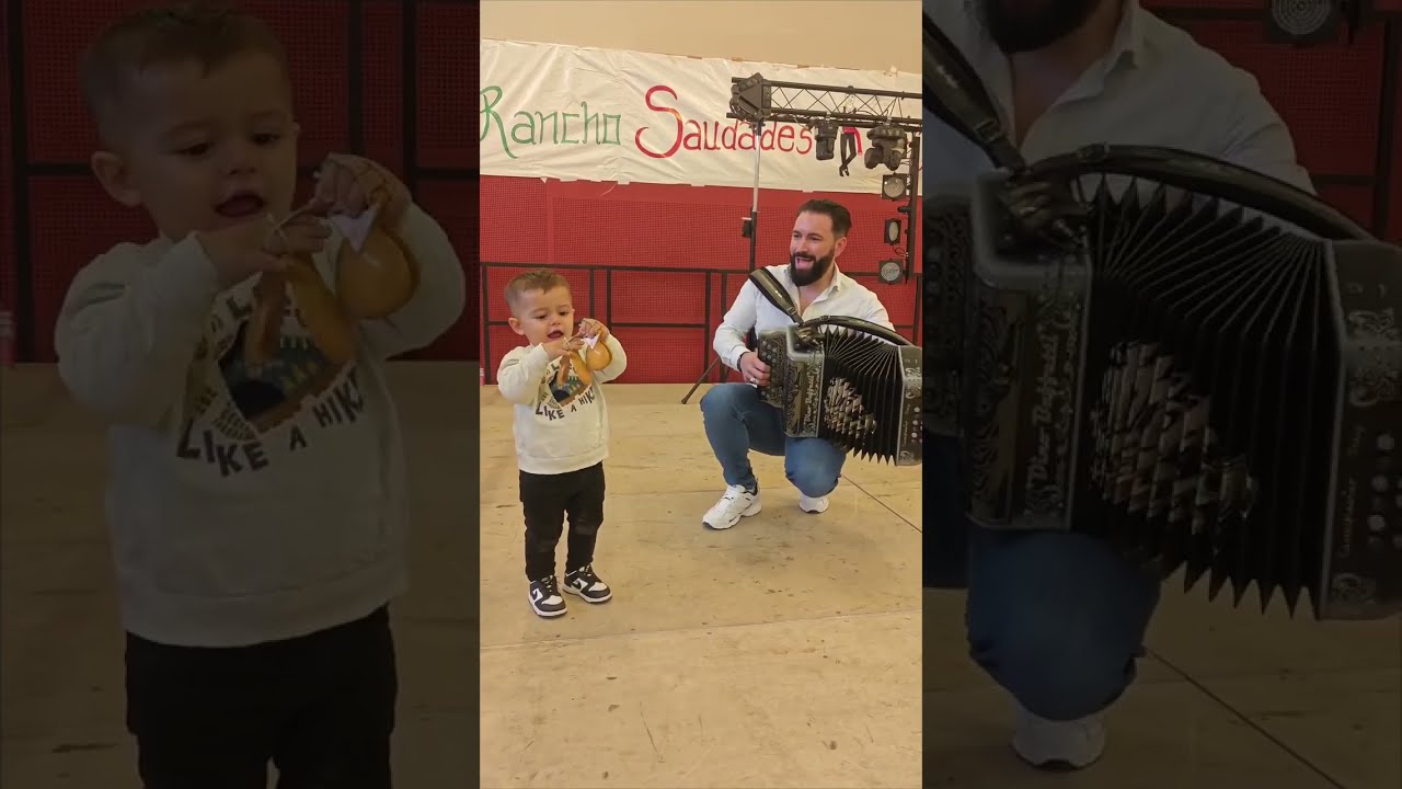 Vejam como este pequeno rapaz já é um fã do grande artista Hélder Baptista.