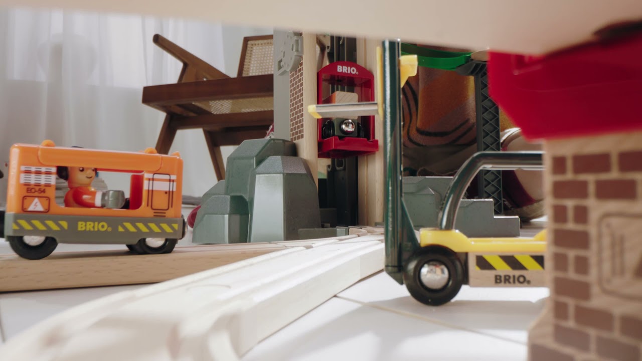 BRIO World - 33887 Lift & Load Warehouse Set