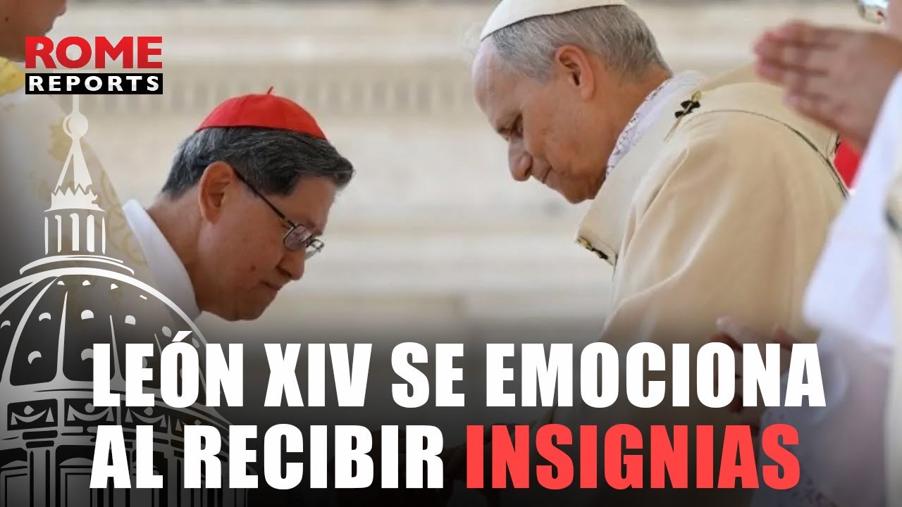 SOLO VÍDEO  León XIV se emociona al recibir las insignias papales