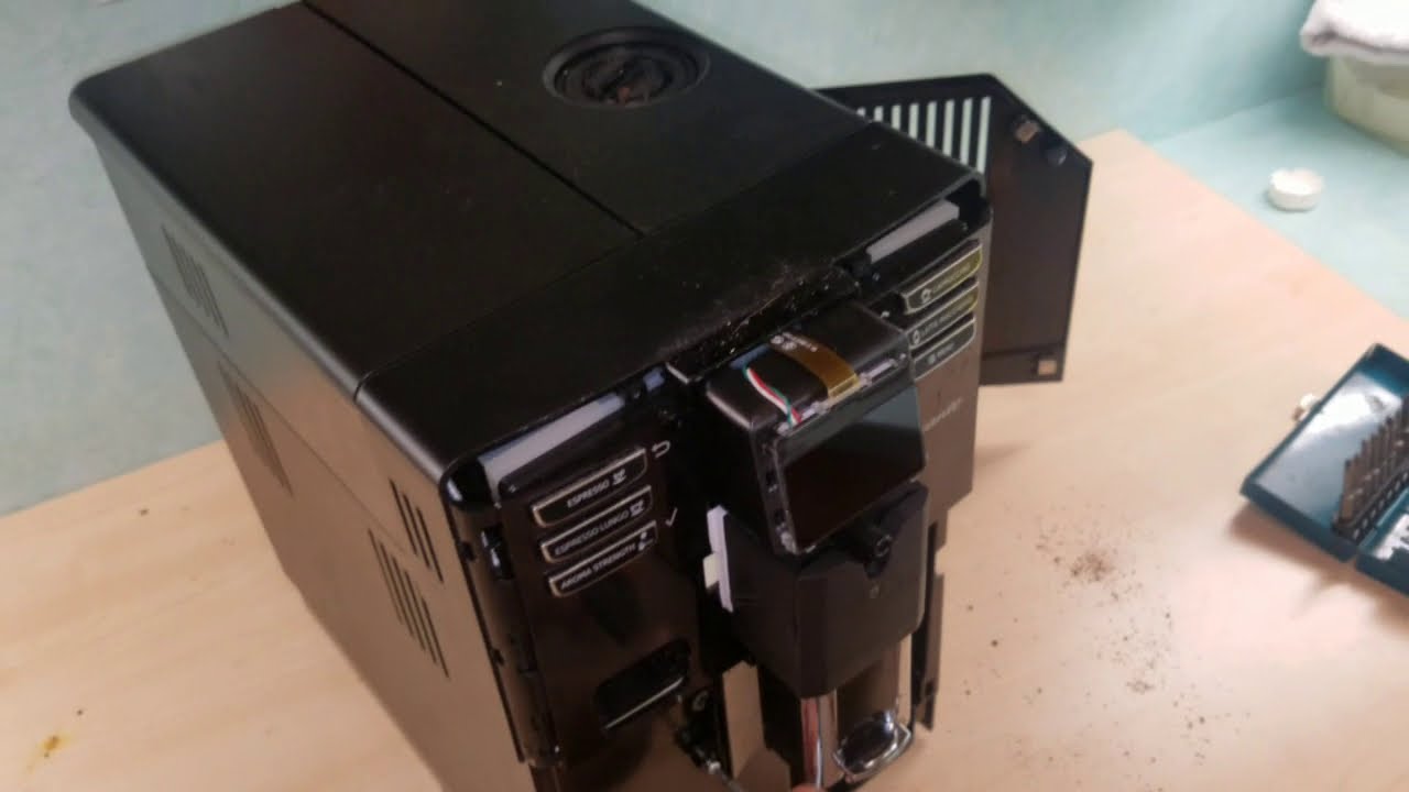 Saeco Incanto HD8916 HD8917 Öffnen Reparatur Wasserverlust. Warmwasser läuft unterhalb. 1/2 open