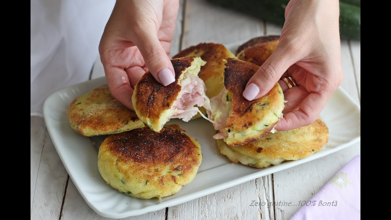 Focaccine di patate e zucchine cotte in padella, ripiene di scamorza e prosciutto