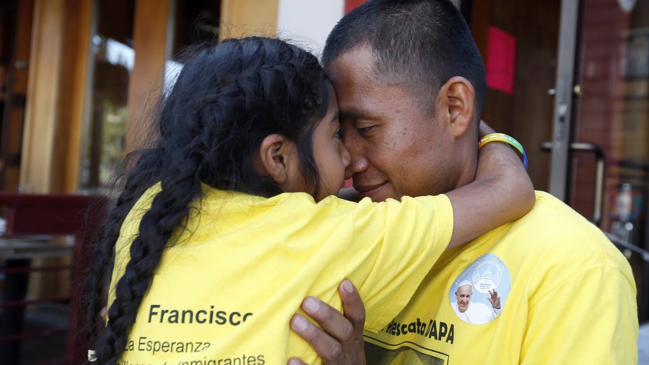 Niña burla la seguridad y logra acercarse al Papa