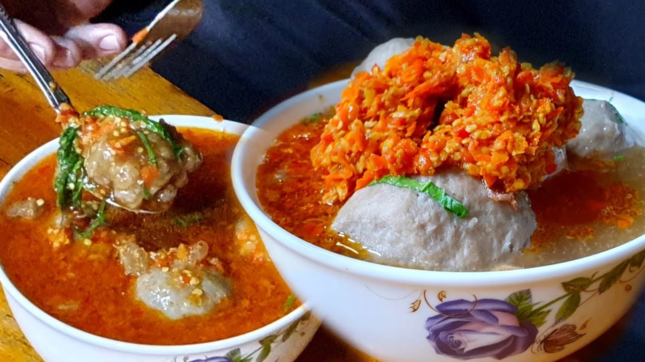 BAKSO INI CUMA BUKA MALAM SAMPAI PAGI,,LUDES SAMBALNYA DI MAKAN PAM PAM !! BAKSO LADYS