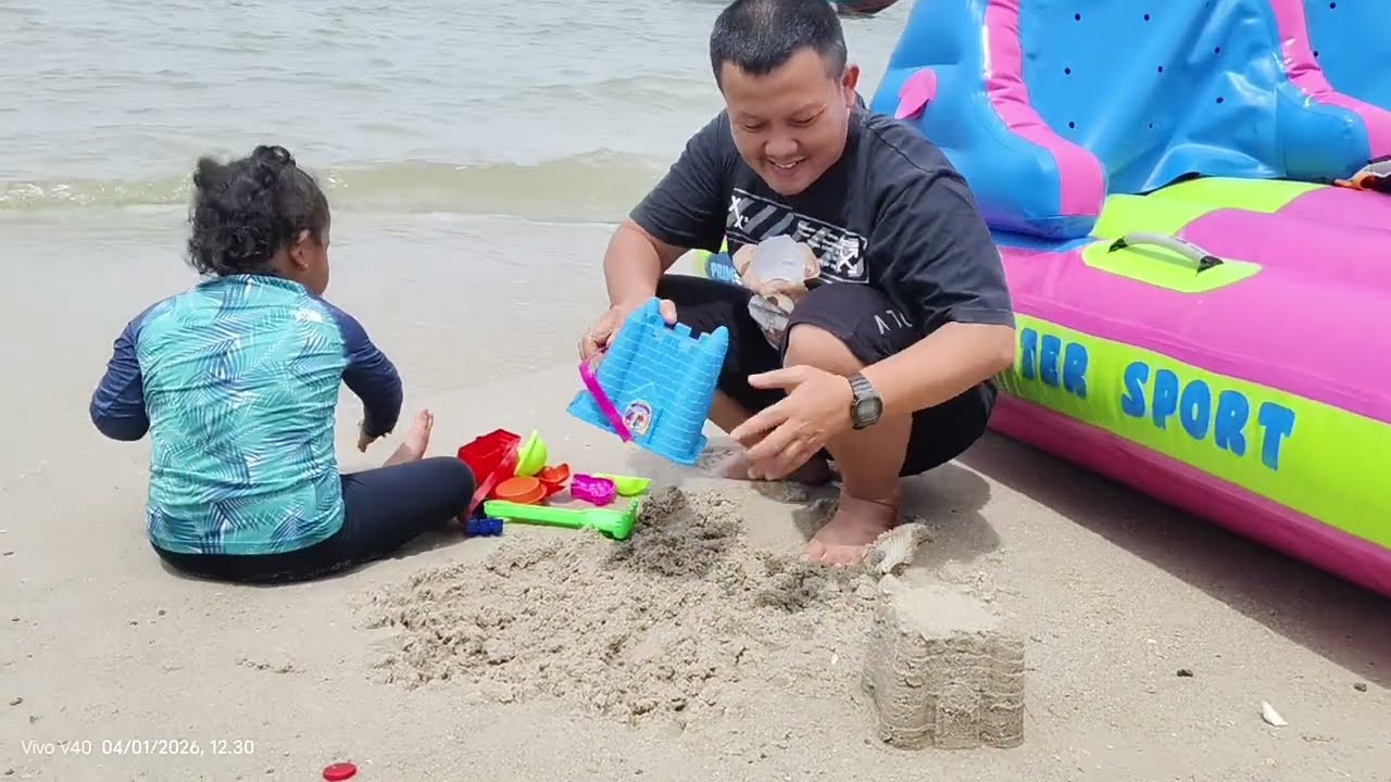 Baby AS main air laut di pantai pasir putih ancol. 