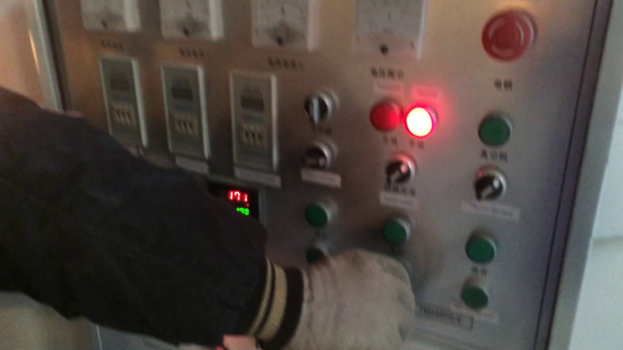 Bottom and upper heating type vacuum membrane press machine for door making