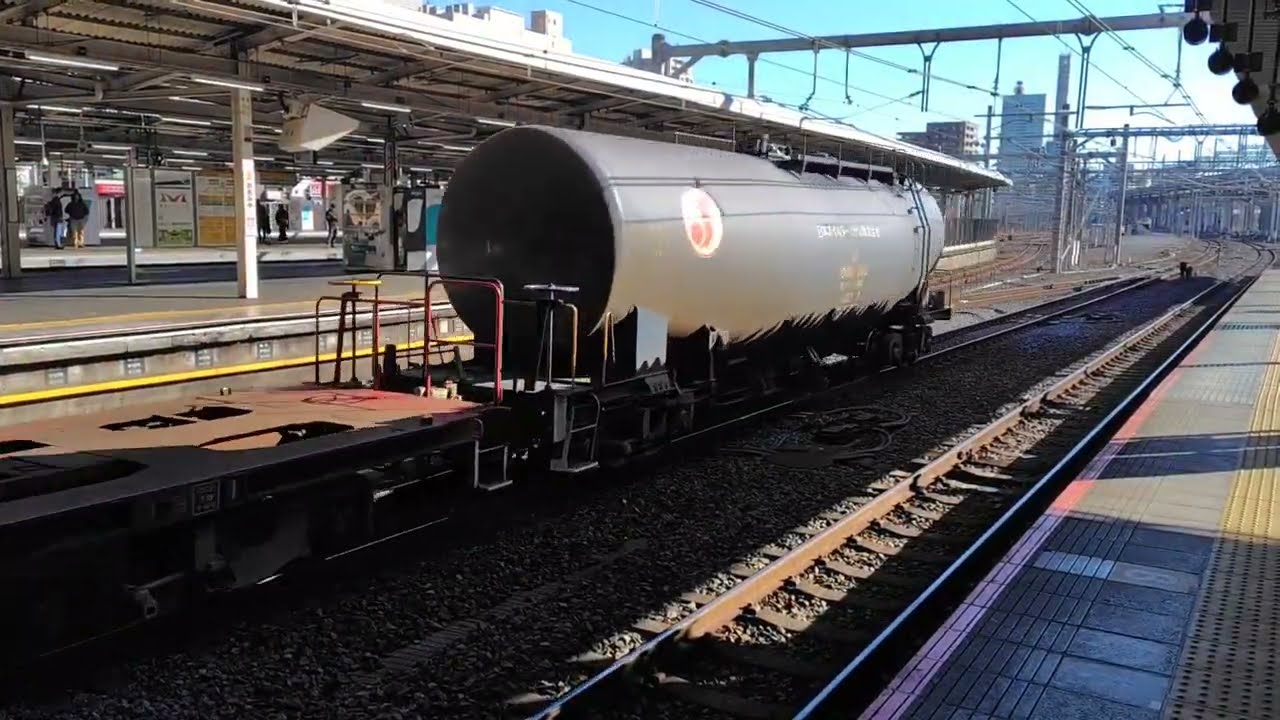 EF210-301＋タキ5両＋コキ5両＋タキ1両が大宮駅10番線を通過するシーン（8765レ）2026.01.06