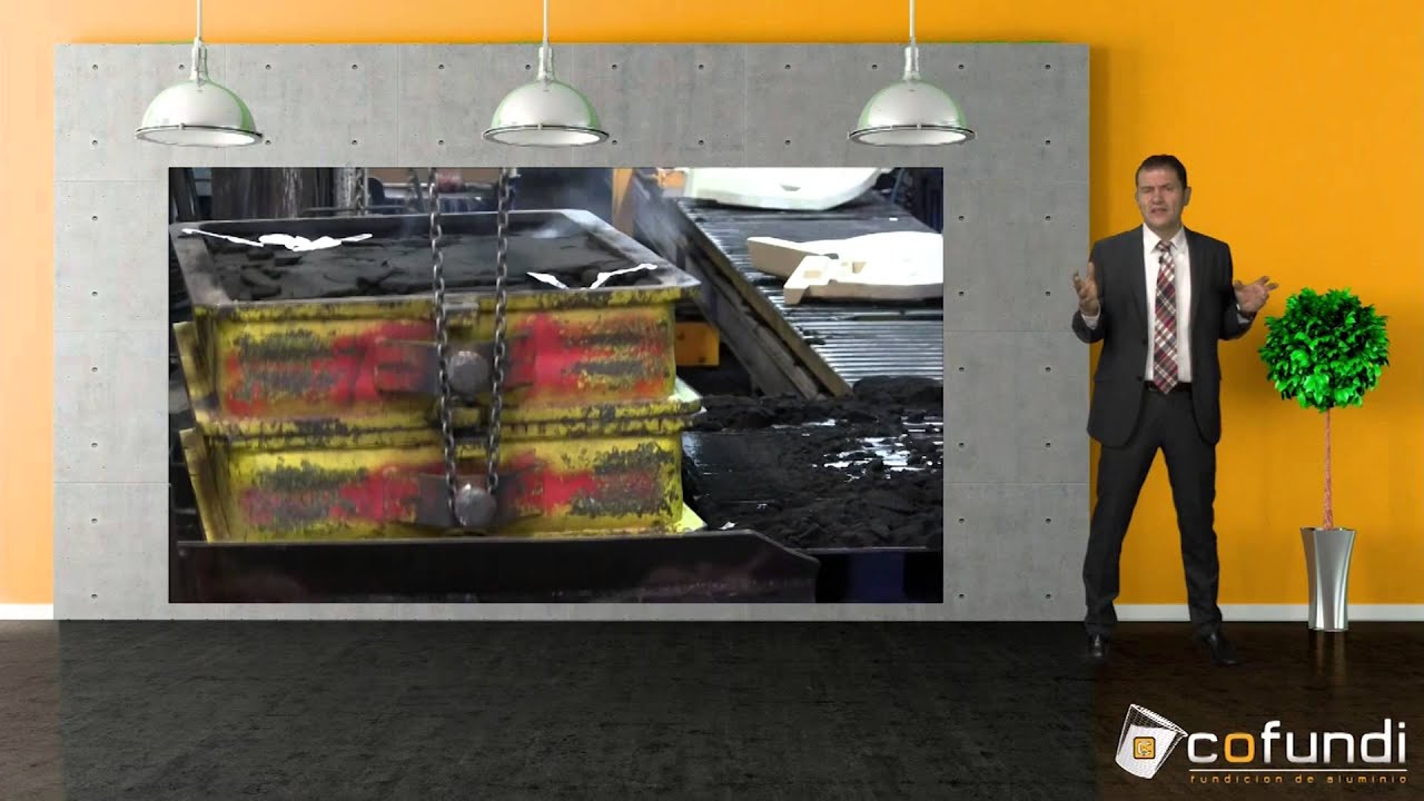 Desmoldeo de piezas de aluminio en el carrusel automático del moldeo de arena en verde en fundición