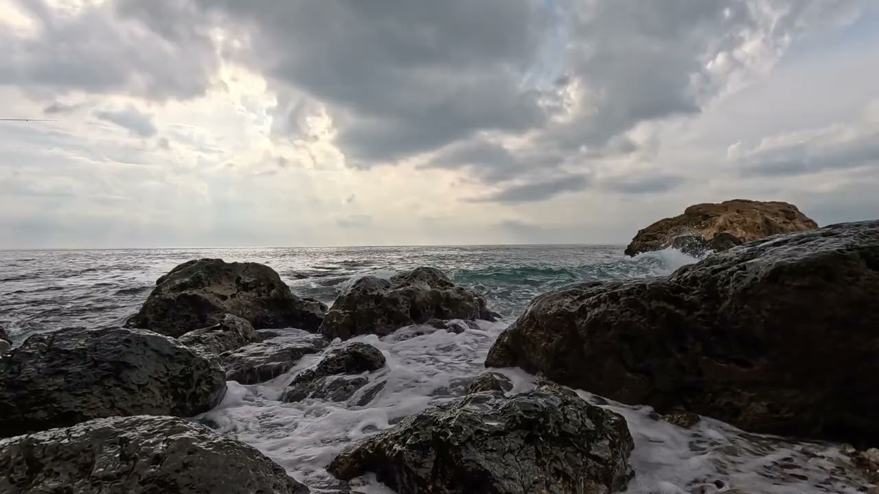 4K Free Stock Footage &ndash; Slow Waves Crashing on Cliff | No Copyright Nature Video