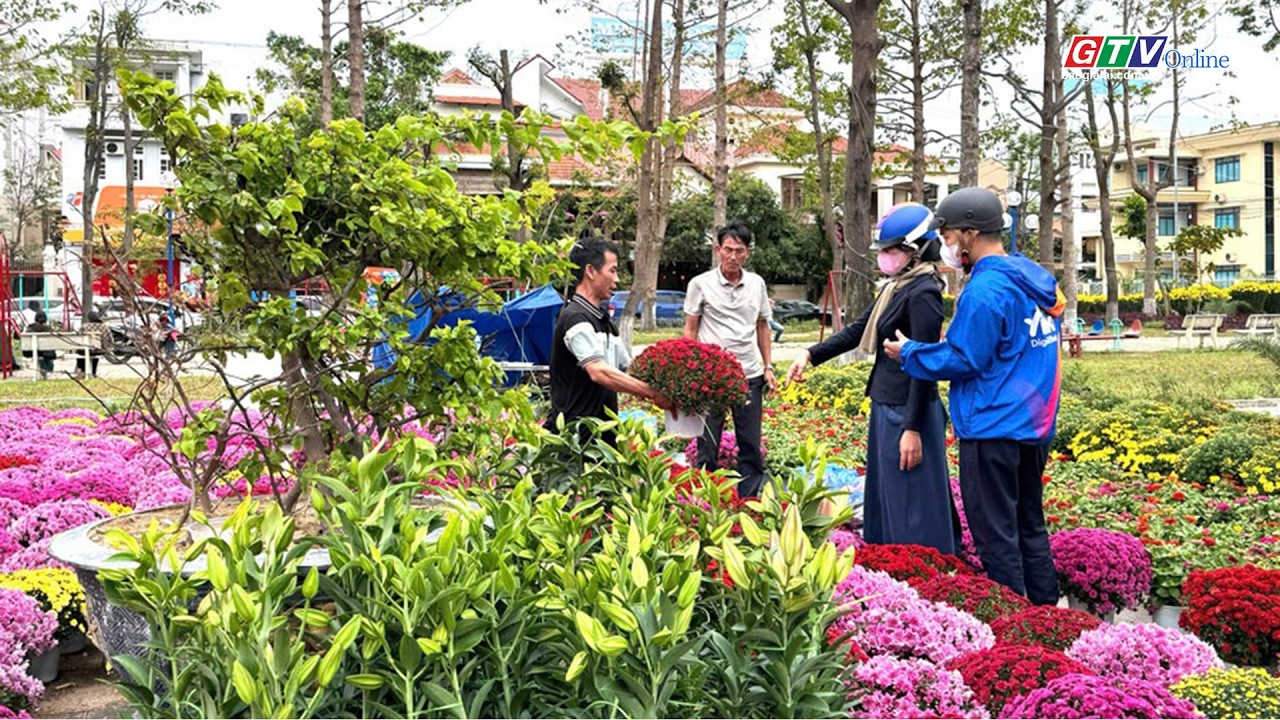Chợ hoa giáp Tết: Sắc xuân vẫn rực, sức mua trầm hơn