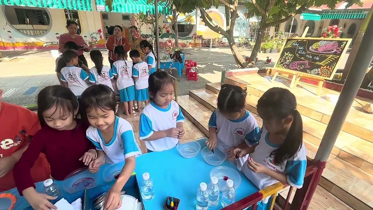 HĐNT: Bé làm thợ nhuộm, chơi soắn ốc dễ thương, lớp lá 4, GV Diễm Hương, Trường MN Bàu Đồn TM TN