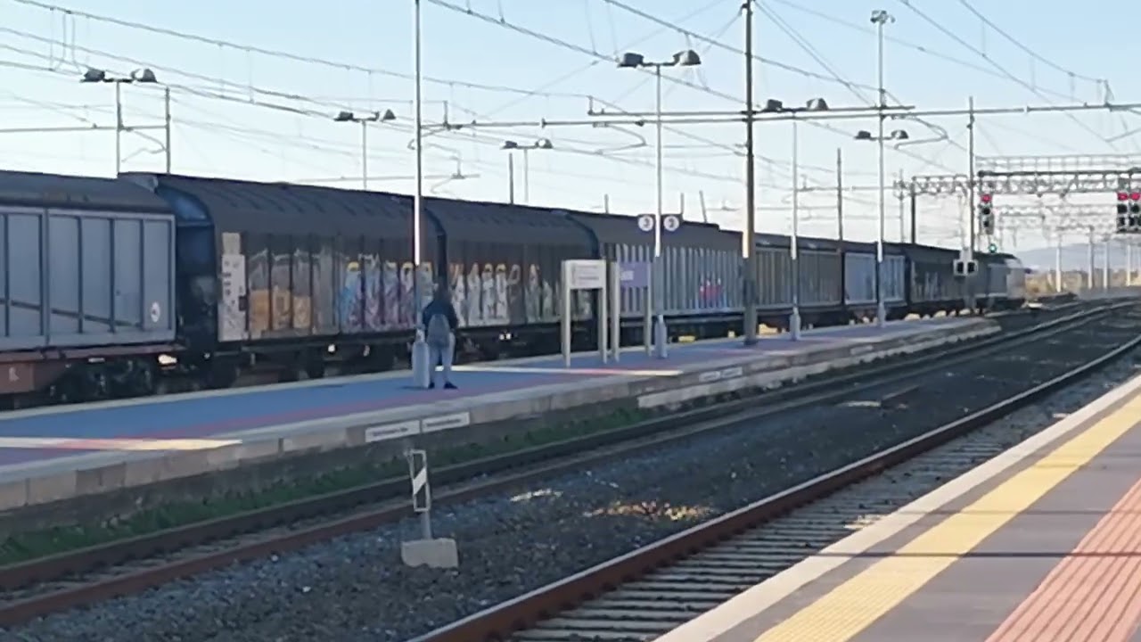 Treno Merci in partenza da CECINA