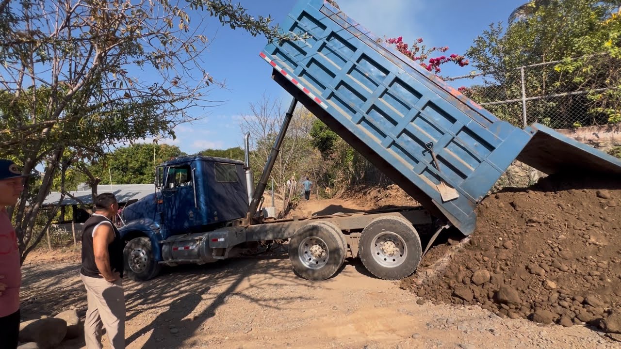 Descargando el balastre para la calle que estamos haciendo 